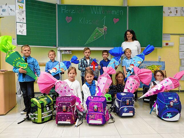 Kardinal-Bea-Grundschule Blumberg-Riedböhringen: Die Schulanfänger mit Klassenlehrerin ist Hadice Pfitzenmeier.