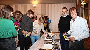 Die Bergsteigerlegende Hans Kammerlander (rechts) nimmt sich viel Zeit, um Bücher zu signieren. Mit Siegfried Butz (Zweiter von rechts) ...