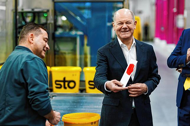 Anfang Februar besuchte Bundeskanzler Olaf Scholz (rechts, SPD) Sto in Stühlingen. Schon damals steckte das Unternehmen im Auftrags-Tief.