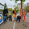 An der Bushaltestelle Obertor in der Fürstenbergstraße wird eine Baumflächen-Musterstelle angelegt: (von links) Wolfgang Keller und ...