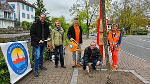 An der Bushaltestelle Obertor in der Fürstenbergstraße wird eine Baumflächen-Musterstelle angelegt: (von links) Wolfgang Keller und ...