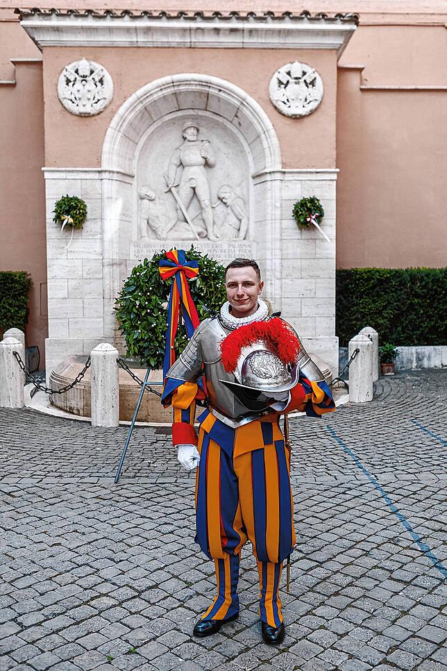 Jan Steinbeisser präsentiert sich bei seiner Einführung im Mai 2024 „Gran Gala“, in der Uniform der Schweizer Garde, mit Rüstung, die ...