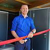 Bürgermeister Stephan Frickinger eröffnet das neue Toilettenhäuschen auf dem Gelände des Naturbads in Thalheim. Der Eintritt ins Bad ...