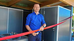 Bürgermeister Stephan Frickinger eröffnet das neue Toilettenhäuschen auf dem Gelände des Naturbads in Thalheim. Der Eintritt ins Bad ...