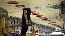 Ein Airbus-Mitarbeiter steckt im Werk Broughton in Nord-Wales seinen Kopf durch eine Öffnung einer Tragfläche für einen Airbus A 350.