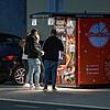 Der neu aufgestellte Pizza-Automat in der Konstanzer Straße kommt bei den Anwohnern nicht gut an: Die Frequenz spätabends und vor allem ...