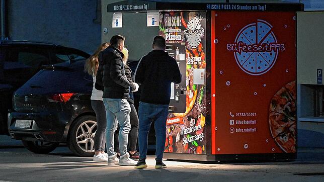 Der neu aufgestellte Pizza-Automat in der Konstanzer Straße kommt bei den Anwohnern nicht gut an: Die Frequenz spätabends und vor allem ...