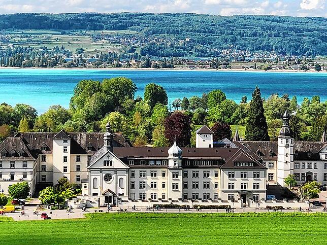 Kloster Hegne, links die Kirche St. Konrad, rechts das ehemalige Schloss Hegne