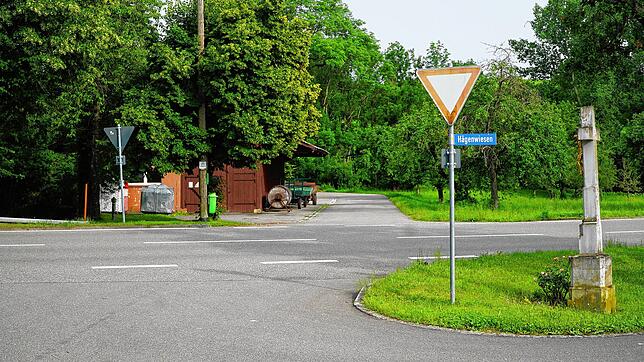 An diesem Straßenübergang zur Mosterei in Tengen-Beuren ist auf der L&nbsp;188 Tempo 100 erlaubt. Deshalb wird nun eine ...