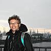 SÜDKURIER-Redakteur Stephan Freißmann mit Sturmfrisur auf der Besucherplattform der Hamburger Elbphilharmonie.