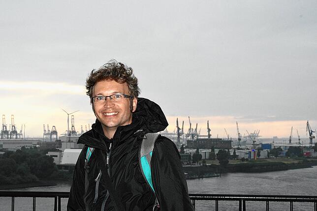 SÜDKURIER-Redakteur Stephan Freißmann mit Sturmfrisur auf der Besucherplattform der Hamburger Elbphilharmonie.