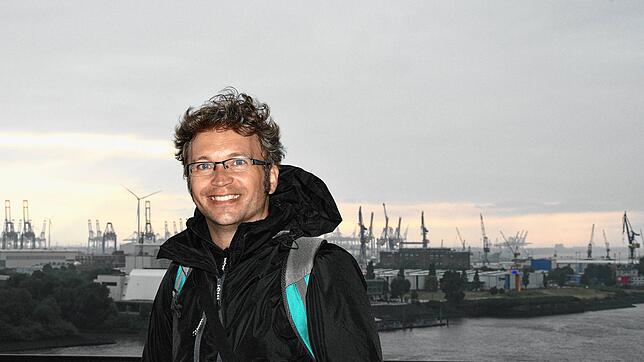 SÜDKURIER-Redakteur Stephan Freißmann mit Sturmfrisur auf der Besucherplattform der Hamburger Elbphilharmonie.