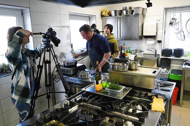 Videoreporterin Julia Becker und Werkstudent Lukas Schmid haben ihre Kameras in der Küche des Konstanzer Restaurants Anglerstuben aufgebaut.