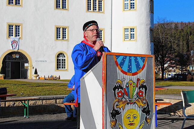 Peter Grieninger, Ehrenzunftmeister der Immendinger Strumpfkugler, ist Ansager beim Glatzenmessen.
