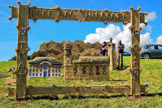 Bild 17: Aufbauarbeiten zum 11. Höchenschwander Strohskulpturen-Wettbewerb mit Bauernmarkt in Höchenschwand