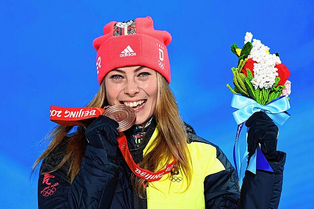 Daniela Maier jubelt über den Gewinn der Bronzemedaille bei den Olympischen Winterspielen 2022 in Zhangjiakou (China).