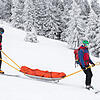 Ein Bergwacht-Mitglied auf dem Schneemobil unter einem landenden Hubschrauber (oben). Im Winter sind die Helfer bei ihren Einsätzen oft ...