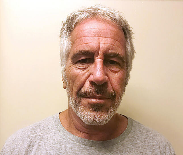 Trotz des Todes des mutmaßlichen Sex-Verbrechers Jeffrey Epstein wird gegen vier Helfershelfer des Milliardärs weiter ermittelt.