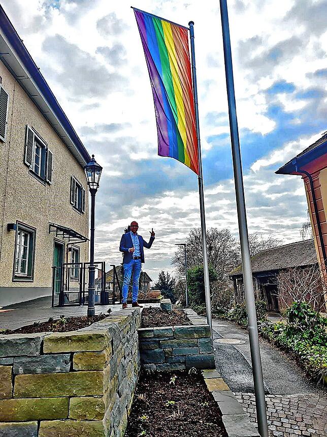 An den neben der Regenbogenflagge stehenden Fahnenmasten werden Gemeindeflagge und die der Vierländerregion Bodensee aufgezogen.