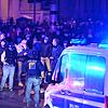 Teilnehmer eines sogenannten Spazierganges gegen die Coronamaßnahmen werden in Ravensburg von Polizisten begleitet. Das Bild entstand am ...