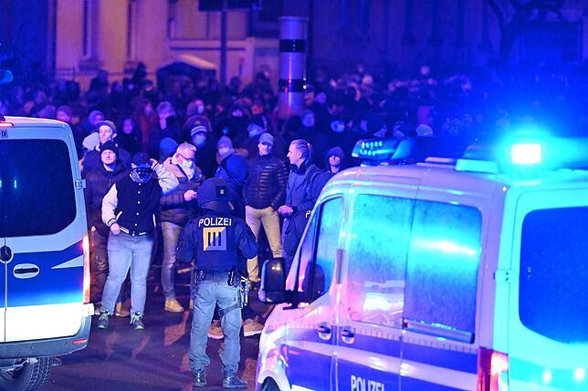 Coronavirus - Proteste in Ravensburg Teilnehmer eines sogenannten Spazierganges gegen die Coronamaßnahmen werden in Ravensburg von Polizisten begleitet. Das Bild entstand am ...