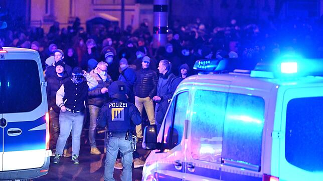 Teilnehmer eines sogenannten Spazierganges gegen die Coronamaßnahmen werden in Ravensburg von Polizisten begleitet. Das Bild entstand am ...