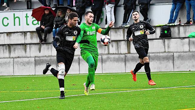 Der Tannheimer Stephan Schwörer (links) im Duell mit Dennis Kleiser vom FC Brigachtal. Sowohl Tannheim als auch Brigachtal wechselten ...