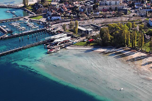 ... oder Pendler vom Staader Fährhafen auf die andere Seeseite nach Meersburg.