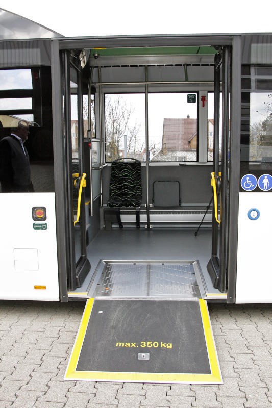 Die neuen Busse bieten einen barrierefreien Zugang. Die Rampe am Hintereingang muss vom Busfahrer mit den Händen ausgeklappt werden. ...