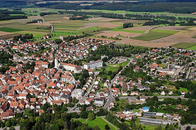 So sieht die Stadt in Richtung Mengen heute aus. Der alte Wasserturm wurde durch ein neues Bauwerk ersetzt und die Wohngebiete haben ...