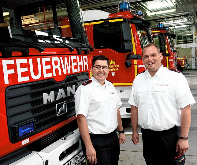 Laut Feuerwehrsprecher Christopher Kutschker (l.), auf dem Archivbild mit Heiko Auer von dem für Wollmatingen zuständigen Löschzug, ...