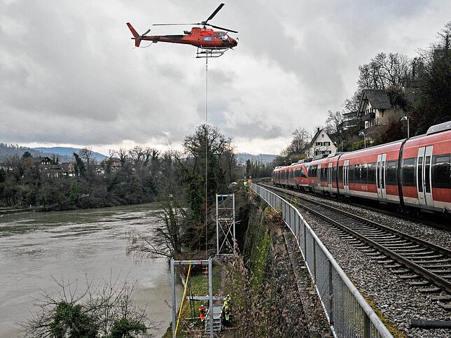 Die „Laufenburger Acht“ ist eine brisante Baustelle. Der Helikopter bringt Teile für die Brückenkonstruktion der Hängebrücke ans Rheinufer.