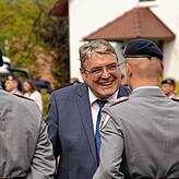 Nach dem Treuebekenntnis spricht Bürgermeister Bernd Gombold mit einem der Rekruten.