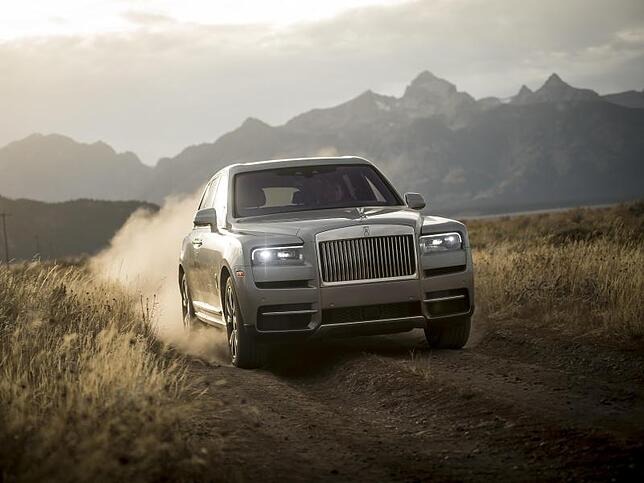 Insbesondere Luxus-SUV wie diesen Rolls-Royce Cullinan wird man wohl kaum so im freien Gelände antreffen, wie es die Werbung weismachen ...