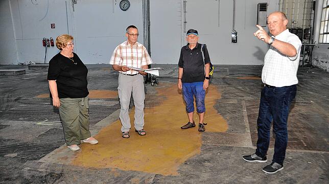 Mitglieder des Organisationsteams besprechen mit Bürgermeister Thomas Schäuble (rechts) in der Fabrikhalle Weberei II die Vorbereitungen ...