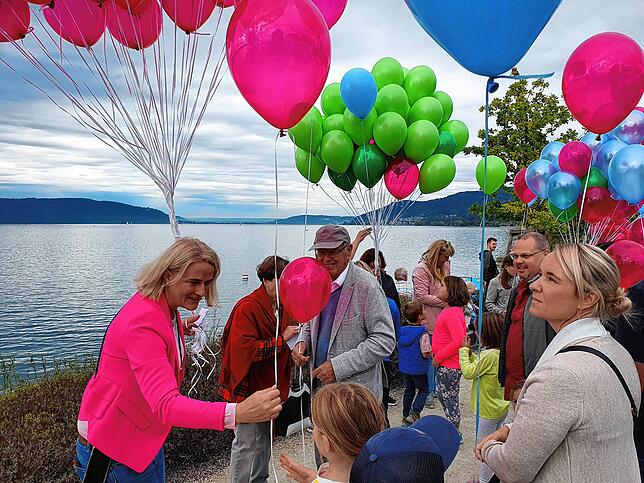 Die Besucher der Gartenschau erhielten grüne, blaue und pinkfarbene Ballons, die sie zeitgleich mit dem Heliumballon in den Himmel ...