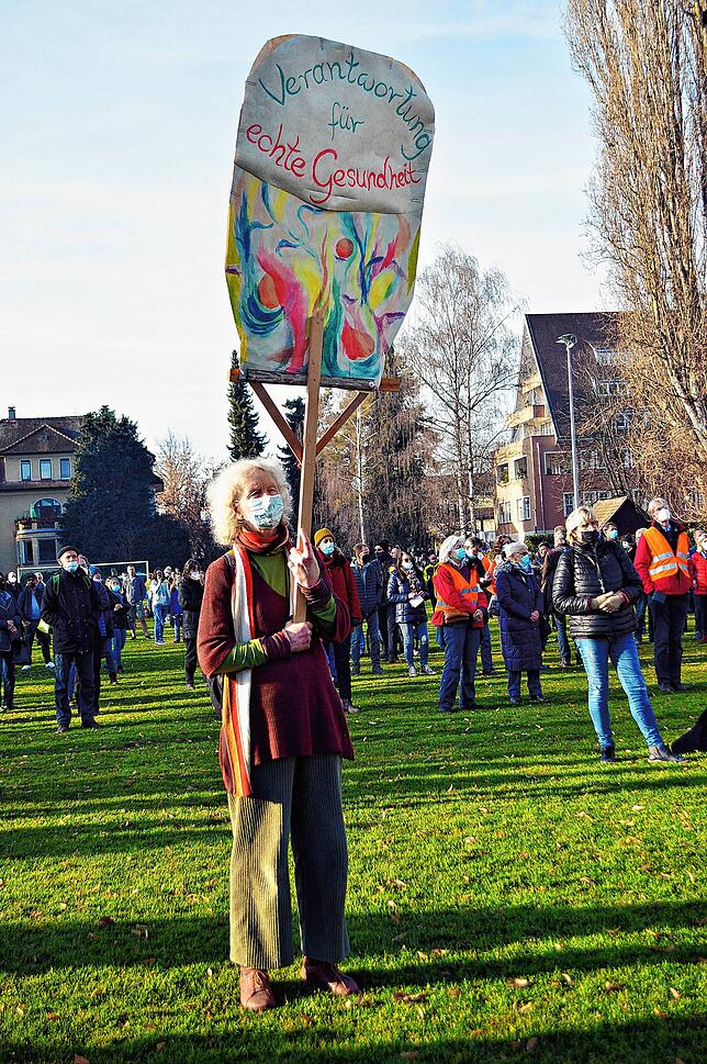 Auf diesem großen Schild einer Teilnehmerin steht geschrieben: „Verantwortung für Gesundheit“.