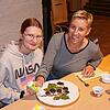 Lenya Glatt und ihre Mutter Stephanie haben viel Freude an der Gestaltung von Erntedankschmuck für die Hilzinger Pfarrkirche St. Peter ...
