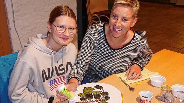 Lenya Glatt und ihre Mutter Stephanie haben viel Freude an der Gestaltung von Erntedankschmuck für die Hilzinger Pfarrkirche St. Peter ...