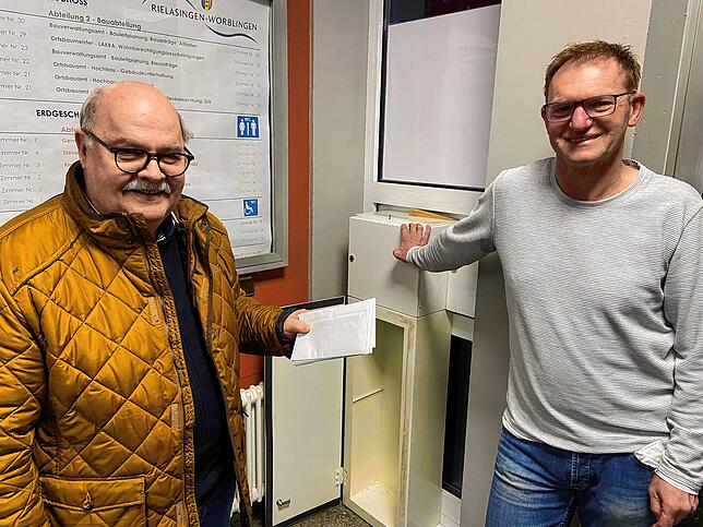 Rudi Caserotto und Günter Rudolph vom Wahlausschuss der Gemeinde leeren den Briefkasten am Ende der Bewerbungsfrist zur ...