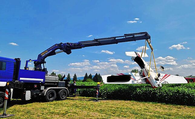 Mit einem Kran hievt das THW das Flugzeug aus dem Feld.