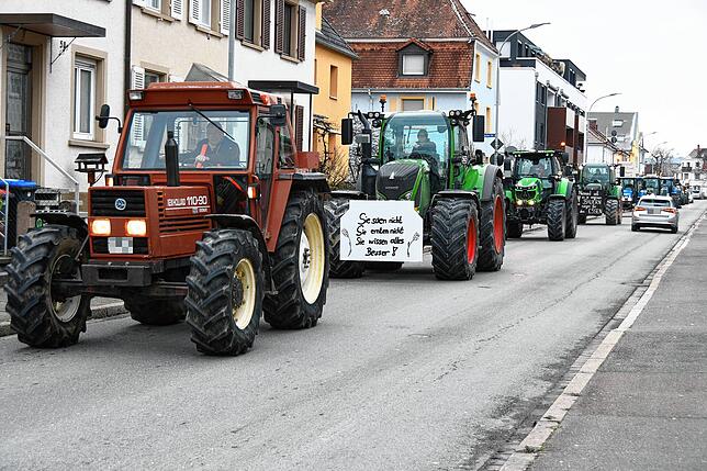 Ein Konvoi von Landwirten auf dem Weg durch die Singener Nordstadt.