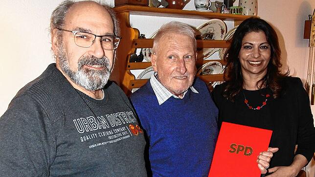 Langjährige Treue zur SPD wird geehrt. Ortsvereinsvorsitzender Ludwig Person (links) und die Bundestagsabgeordnete Derya Türk- Nachbaur ...
