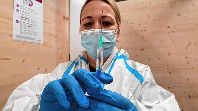 Kommt noch Nummer vier? In der Coronapandemie wird im Januar 2022 erwogen, ob nach den Auffrischungsimpfungen noch eine vierte Dosis ...