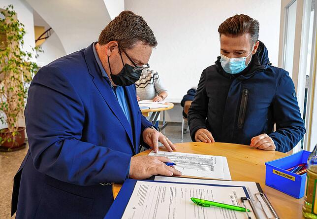 Da hilft auch der Bürgermeister Patrick Krauss (links) gerne aus: Er erfasste die angemeldeten Personen (hier Günter Nadler) im ...