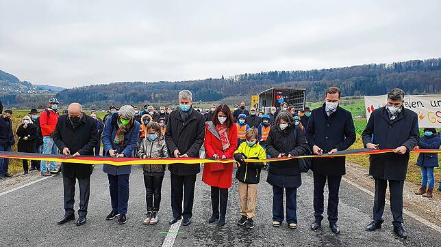 Mehrere Politiker schneiden zur Eröffnung der Ortsumfahrung Oberlauchringen, hier ein Archivbild, feierlich das Band durch.