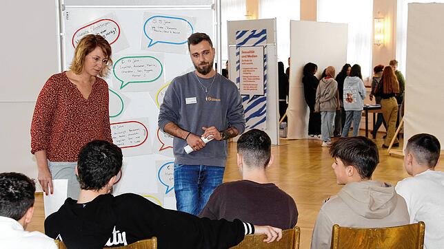 In der Aula des Hegau-Gymnasiums informieren Fachkräfte (im Bild Carina Frank und Fabian Jacobi) an fünf Stationen Jugendliche über ...