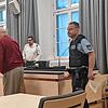 Ein letztes Mal betritt der Angeklagte den Gerichtssaal. Das Gericht hat ihn wegen Mordes zu einer lebenslangen Freiheitsstrafe verurteilt.