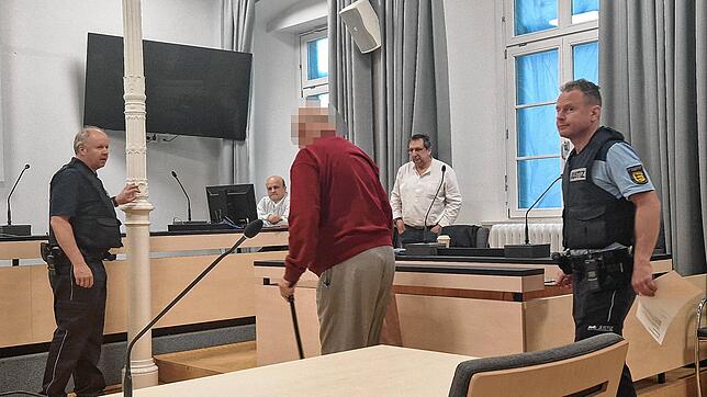 Ein letztes Mal betritt der Angeklagte den Gerichtssaal. Das Gericht hat ihn wegen Mordes zu einer lebenslangen Freiheitsstrafe verurteilt.