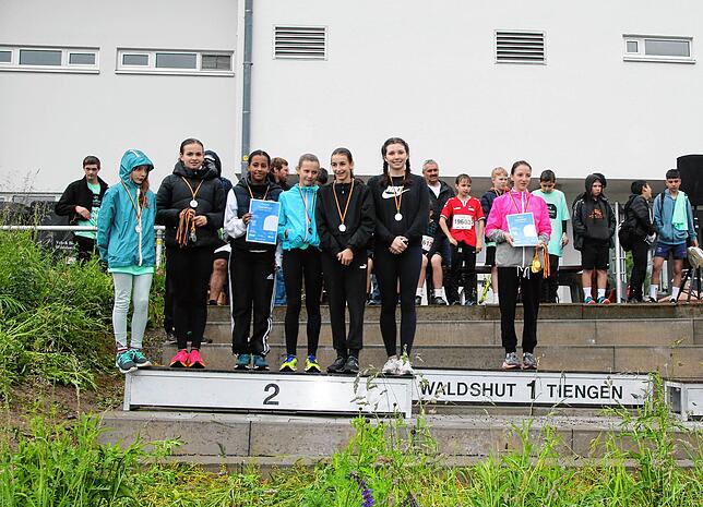 Die Mädchen der weiterführenden Schulen bei der Siegerehrung.